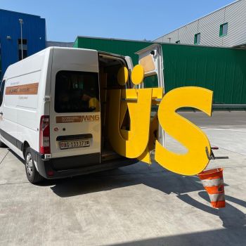 Foto eines Lieferwagens mit dem Fest-Namenszug hinten drin Foto eines Lieferwagens mit dem Fest-Namenszug hinten drin