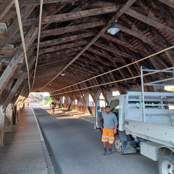 Foto eines Werkhof-Fahrzeugs auf der Holzbrücke Bremgarten Foto eines Werkhof-Fahrzeugs auf der Holzbrücke Bremgarten